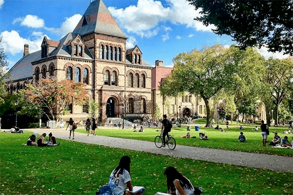 哈佛大学校报公布了万众期待的2027届新生报告，开篇直接点题：在新冠复苏后，哈佛学院的国际入学人数连续第三年上升。