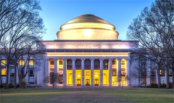 麻省理工学院，位于马萨诸塞州的剑桥市，哈佛的邻居，是全球顶尖的科技与工程教育殿堂，以其创新精神和科研实力著称。