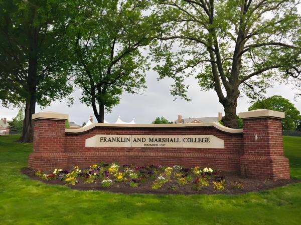 富兰克林与马歇尔学院（Franklin and Marshall College，简称"F&M"）是美国历史最悠久的高等学府之一。其历史可以追溯到1787年由本杰明·富兰克林慷慨解囊而建的富兰克林学院。
